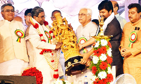 ಸರಕಾರದ ಸಾಧನೆಗಳ ಬಗ್ಗೆ ಒಂದೇ ವೇದಿಕೆಯಲ್ಲಿ ಚರ್ಚೆಗೆ ಸಿದ್ಧ